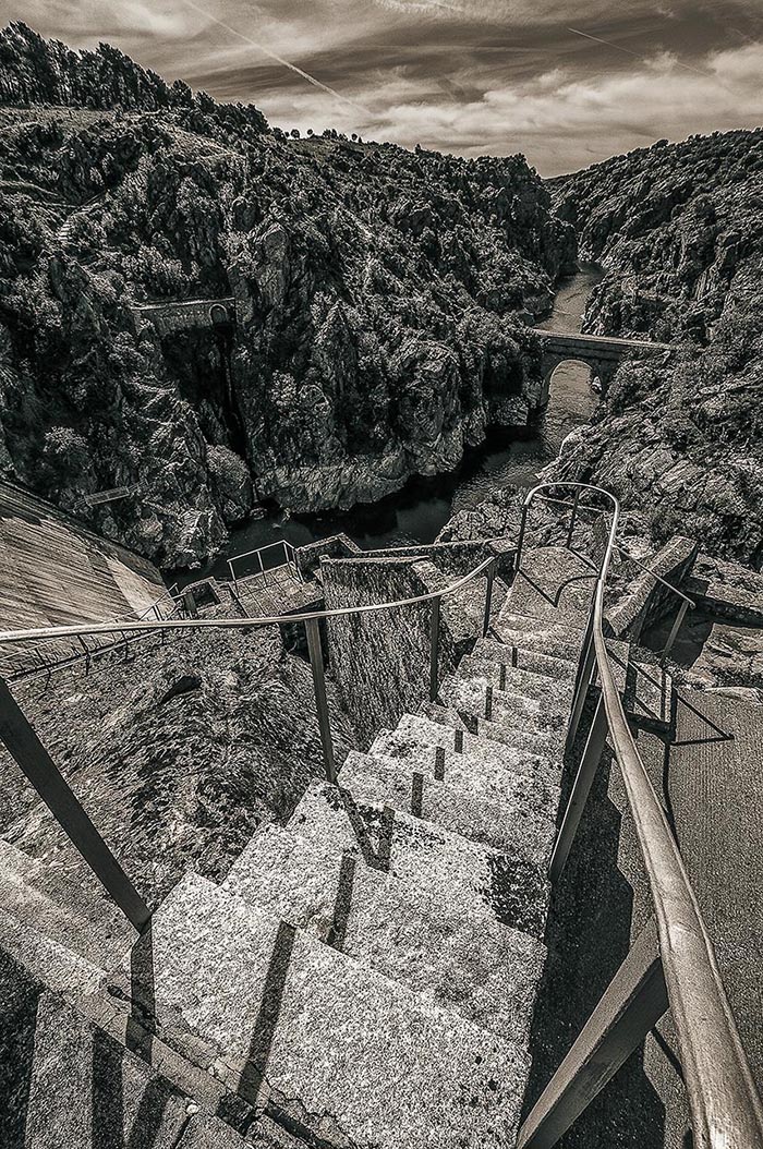Paisaje rocoso, escaleras de la presa del Villar hacia el río